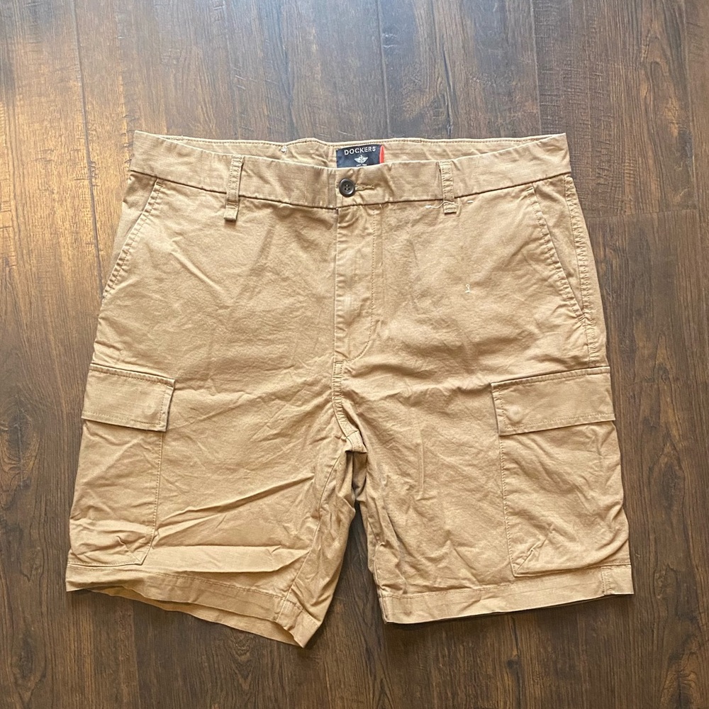 Men’s Dockers, Perfect Cargo 10.5" Shorts, Classic Fit, size 34 waist